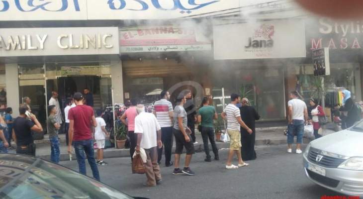 النشرة: اندلاع حريق كبير في محل لبيع الالبسة والاحذية قرب مستشفى دلاعة