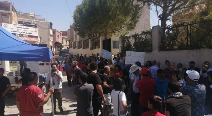 محتجون نصبوا خيمتين قرب مدخل محافظة بعلبك احتجاجا على تردي الأوضاع