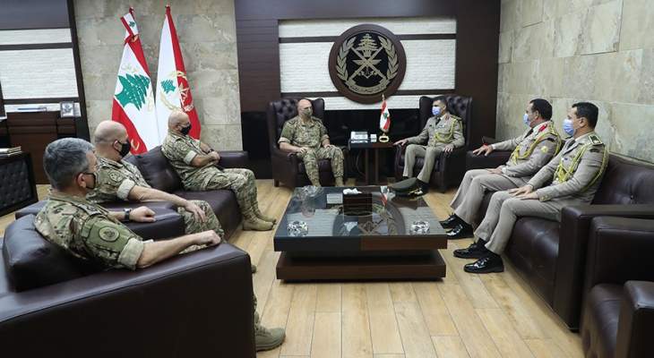 قائد الجيش استقبل الملحق العسكري المصري بزيارة وداعية