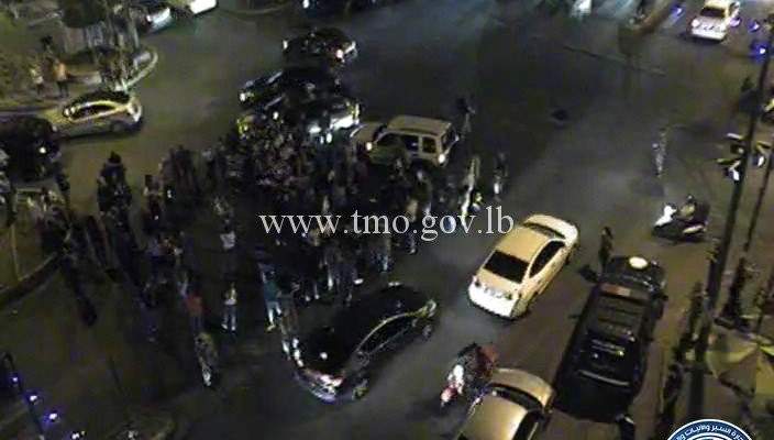 تجمع عدد من المواطنين في ساحة ساسين بالأشرفية وحركة المرور كثيفة