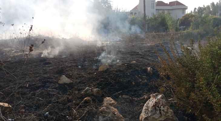 الدفاع المدني أخمد حريق أعشاب في بشمزين
