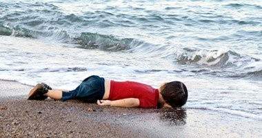 تشييع الطفل السوري الذي غرق في المياه التركية في مدينته كوباني