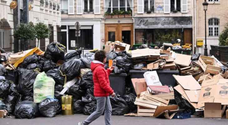 تراكم آلاف الأطنان من النفايات في شوارع باريس جرّاء إضراب عمال النظافة