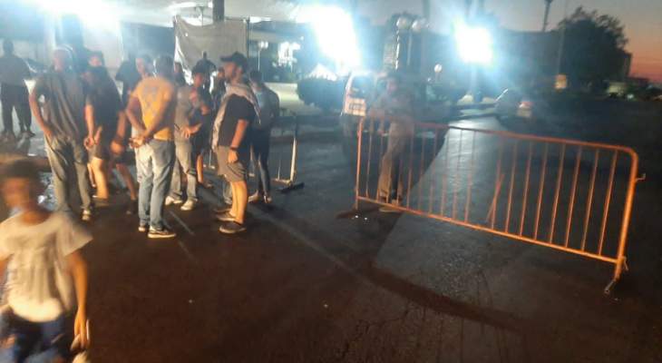 النشرة: عدد من الناشطين بصيدا أقفلوا الطريق في ساحة الشهداء بالعوائق الحديدية