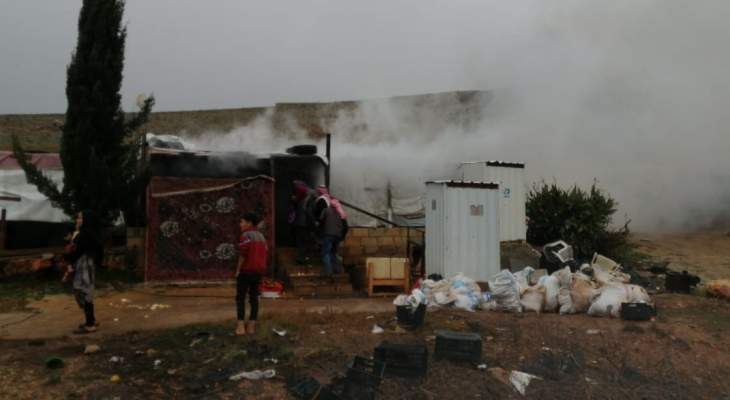 النشرة: اندلاع حريق بخيم للنازحين السوريين في مخيم مرج الخوخ بمرجعيون