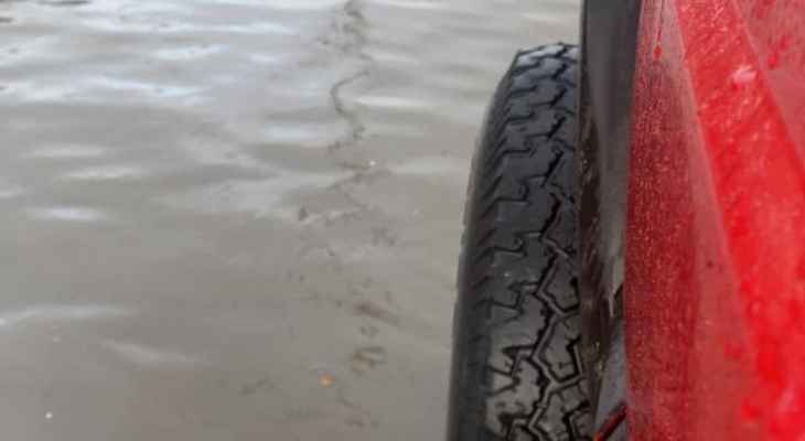 الدفاع المدني: إنقاذ مواطنين احتجزوا داخل سياراتهم في نهر إبراهيم