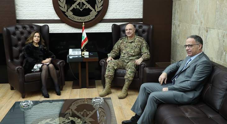 وزيرة الدفاع بحثت مع قائد الجيش بالتحديات الأمنية وإجراءات الجيش لضبط الأمن والاستقرار