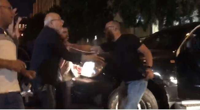 النشرة: فيديو يظهر شهيب وهو يحاول منع مرافقيه من اطلاق النار بوسط بيروت