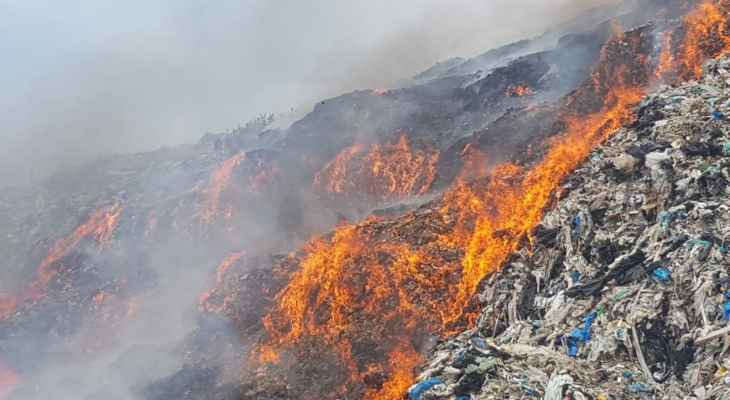 "النشرة": اندلاع حريق كبير بالنفايات والعوادم المتراكمة عند معمل المعالجة الحديث في منطقة سينيق