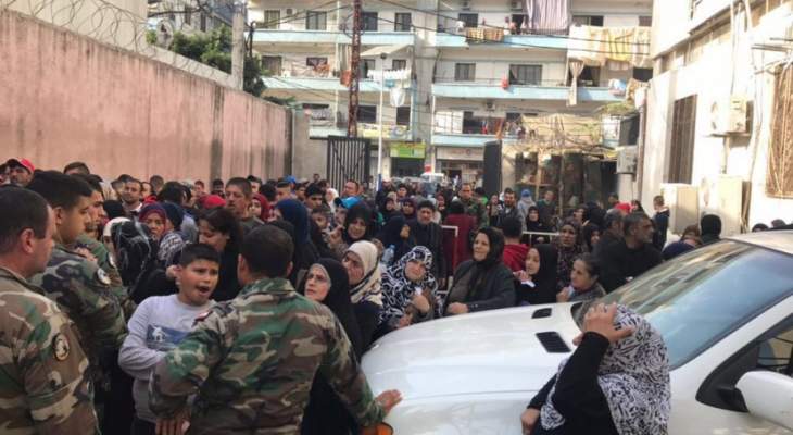 النشرة: الجيش وزع 3000 حصة غذائية على عدد من العائلات في مدينة طرابلس