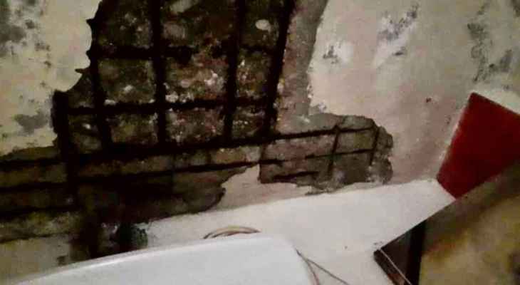 النشرة: سقوط أجزاء من سقف منزل في مخيم عين الحلوة ولا إصابات