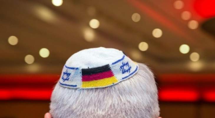 الحكومة الألمانية تحض المواطنين على ارتداء قلنسوة الكيبا اليهودية تضامنا