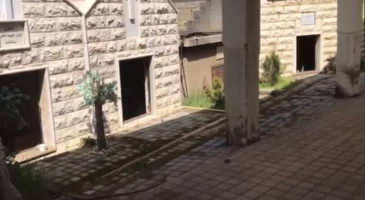 النشرة: دورية لأمن الدولة أوقفت أحد السوريين المشتبه بهم سرقة الأبواب الحديدية في مدافن رياق 