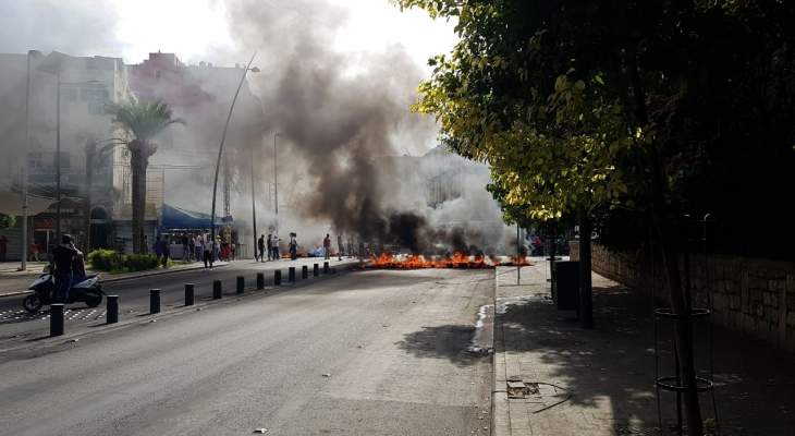 النشرة: اقفال شارع رياض الصلح في صيدا بالاطارات المشتعلة 