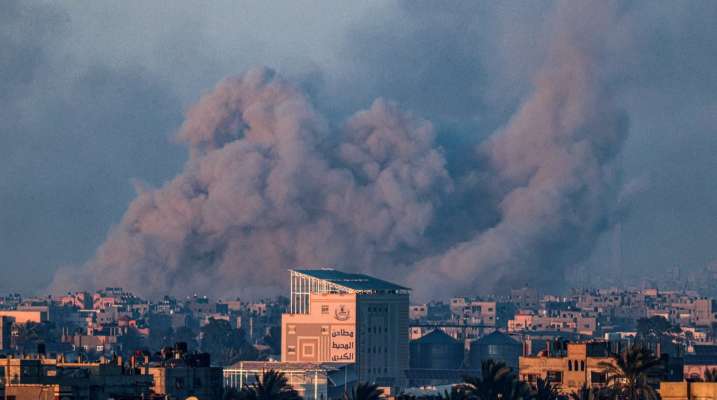 مقتل 25 فلسطينيًا وإصابة العشرات بقصف إسرائيلي لمنزل يأوي نازحين شرقي رفح