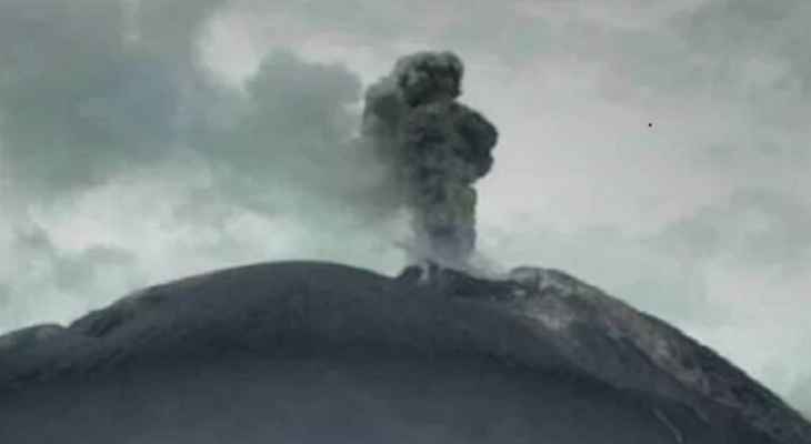 بركان ليفوتولو في إندونيسيا أطلق عمودا من الرماد البركاني