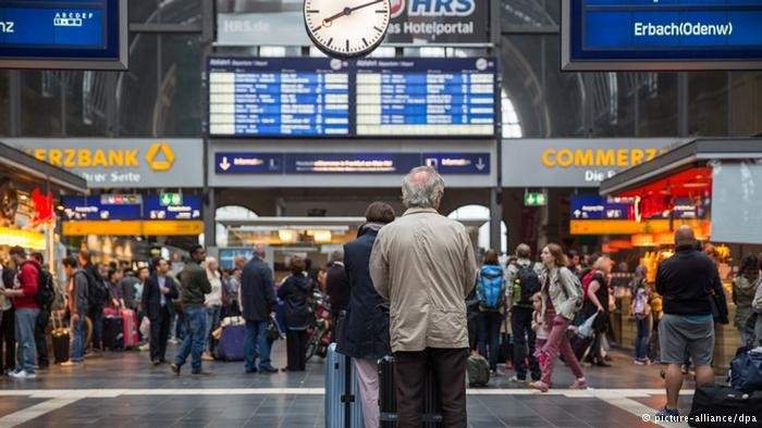 إضراب العاملين في السكك الحديدية يشل حركة القطارات في جنوب بلجيكا 