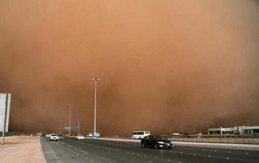 عاصفة رملية آتية من مصر وليبيا تصل إلى جدة 