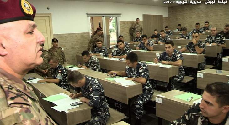 قائد الجيش تفقد مركز الامتحانات الخطية في يومها الأول للانضمام إلى الكلية الحربية