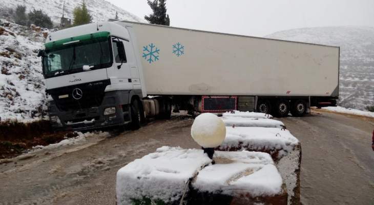 انزلاق شاحنة للنقل الخارجي بسبب الثلوج على طريق راشيا وحاصبيا
