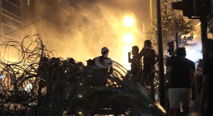 النشرة:تراجع المتظاهرين لساحةالشهداء وسط تساقط القنابل المسيلة للدموع
