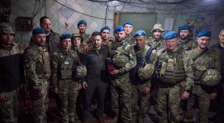 زيلينسكي يزور خط الجبهة في دونيتسك في شرق أوكرانيا