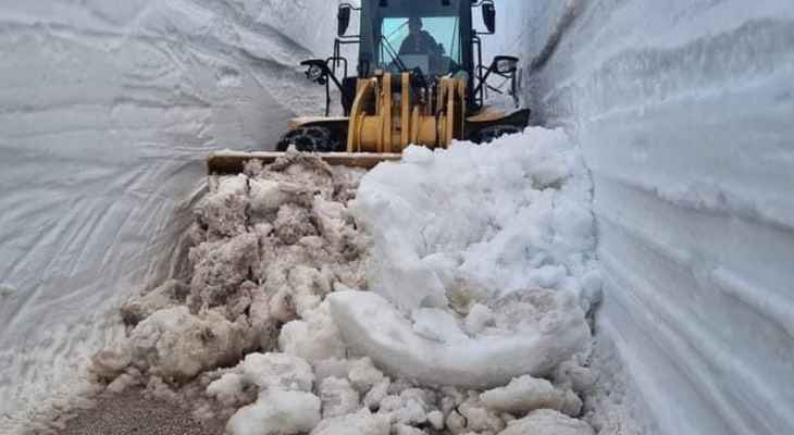 محاصرة أكثر من 20 سيارة في نسّاف البطرك بسبب الثلوج في الأرز وجرافات الأشغال تعمل على فتح الطريق