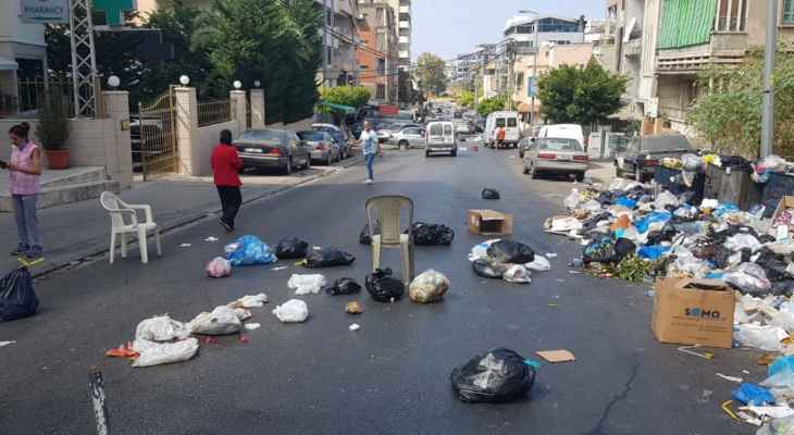 "النشرة": عدد من سكان بلدة الهلالية قطعوا الطريق الرئيسي احتجاجا على عدم رفع النفايات من شوارع واحياء البلدة