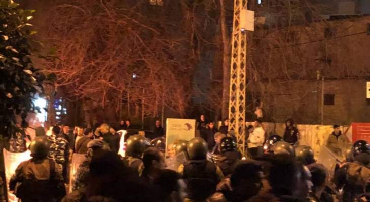 النشرة: توتر في ساحة ايليا بسبب منع الجيش المتظاهرين من قطع الطريق