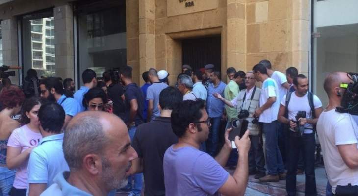 النشرة: القاء قنبلة صوتية على مدخل وزارة البيئة لابعاد المتظاهرين 