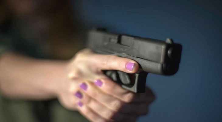 سكاي نيوز: إقبال من النساء في لبنان على حيازة مسدسات للدفاع عن أنفسهن