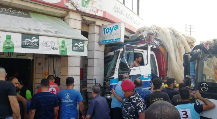 النشرة: شاحنة تجتاح احد المحلات في كفررمان وسقوط 3 جرحى  