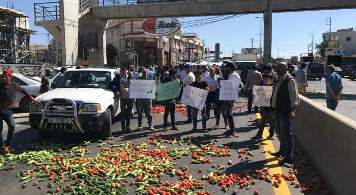 النشرة: قطع طريق عام أبلح- الفرزل من قبل مزارعين احتجاجا على تهريب المنتجات السورية