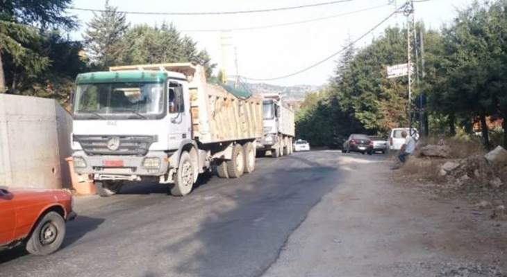 قطع الطريق في تنورين التحتا منعاً لمرور الشاحنات إلى سد بلعا