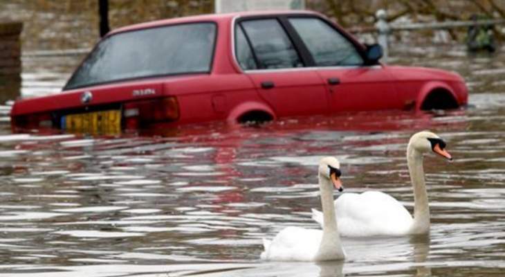 فيضانات عارمة تجتاح بريطانيا وغرق عدد من السيارات