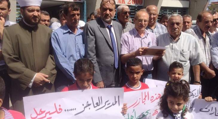 اهالي اليرموك اعتصموا احتجاجا على تقليص خدمات &quot;الاونروا&quot; للفلسطينيين 