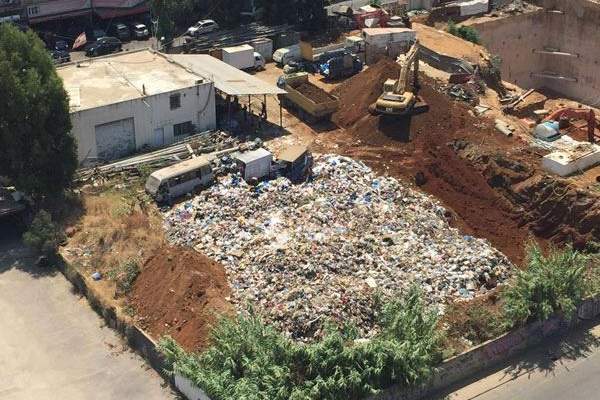 حملة طلعت ريحتكم تنشر صورا لرمي النفايات في الكرنتينا وميرنا الشالوحي