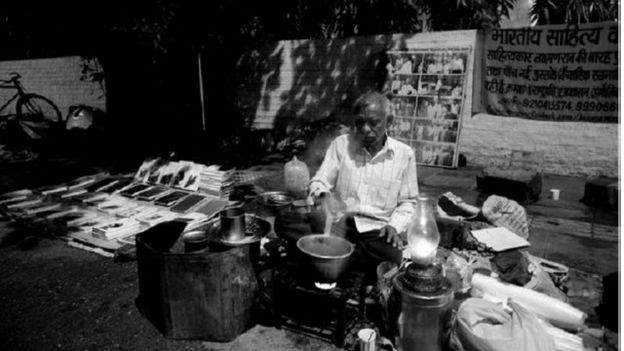 بائع شاي هندي يؤلف كتبا ويبيعها على موقع أمازون