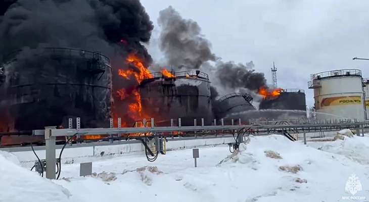 اشتعال النيران في خزان للنفط في منطقة كورسك الروسية بعد هجوم بطائرة أوكرانية