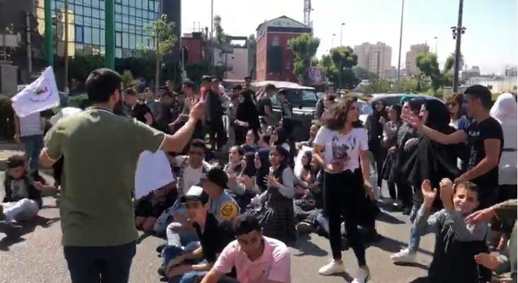 اعتصام للطلاب الذين لم يحصلوا بعد على بطاقات ترشيح للامتحانات امام وزارة التربية 