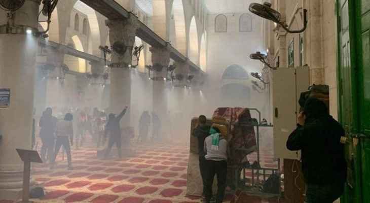 "وفا": إصابة أكثر من 20 فلسطينيا إثر اعتداء القوات الإسرائيلية على المصلّين في المسجد الأقصى