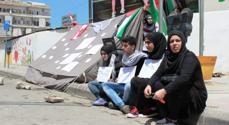 النشرة:فلسطينيون ينصبون خيمة النكبة عند مدخل السوق التجاري لمدينة صيدا