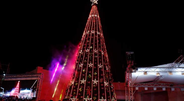 إضاءة شجرة الميلاد قرب مستديرة مستشفى النيني في طرابلس
