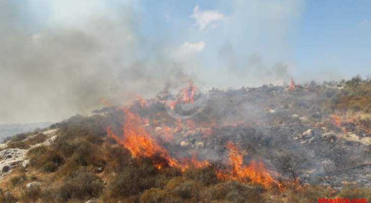 النشرة: إندلاع حريق هائل في المنطقة الواقعة بين بلدتي الدوير وعبا