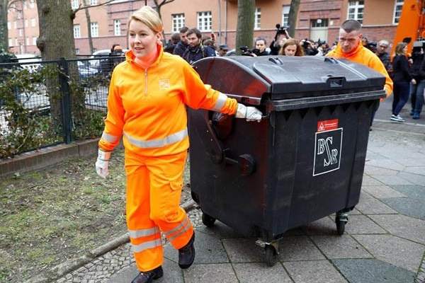 وزيرة ألمانية تشارك عمال النظافة في جمع القمامة في اليوم العالمي للمرأة 
