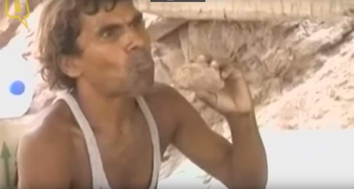 هندي يأكل الطين للحفاظ على صحته