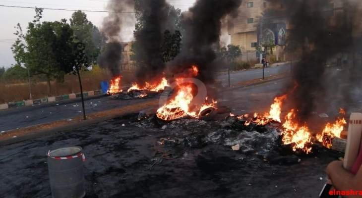 محتجون قطعوا بالاطارات المشتعلة والعوائق الطريق الدولية عند جسر المحمرة عكار
