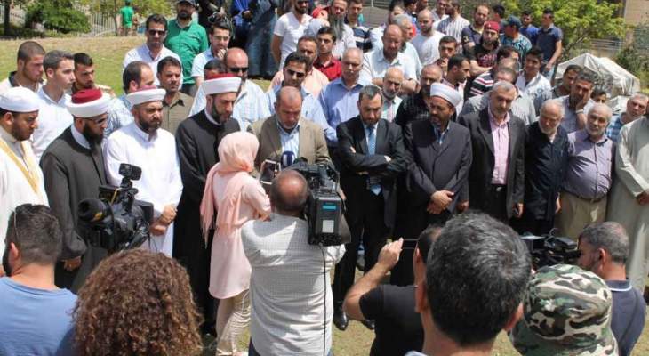 الجماعة تنفذ وقفة احتجاجية أمام الأسكوا احتجاجا على الحكم بحق مرسي