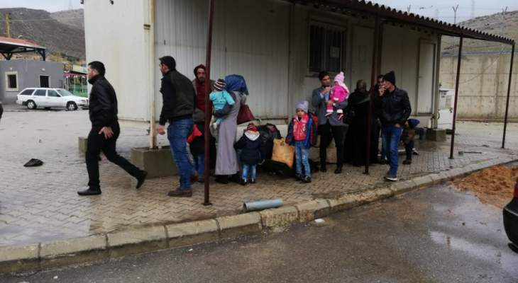 النشرة: وصول عشرات السوريين عبر معبر نصيب لمناطقهم المحررة