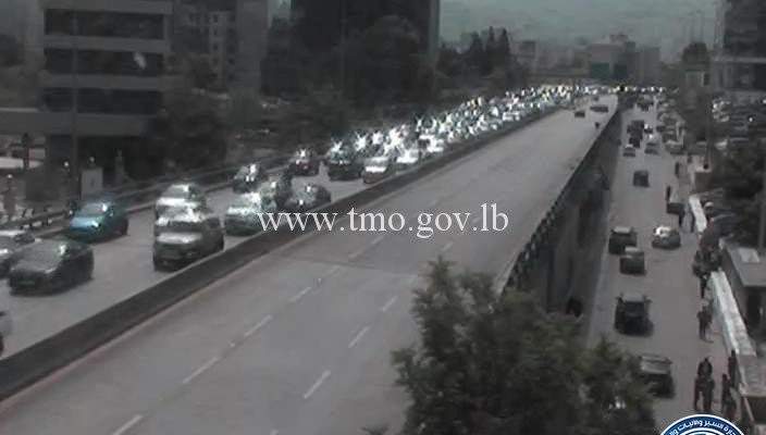 حركة المرور كثيفة من اوتوستراد الرئيس الهراوي باتجاه الاشرفية